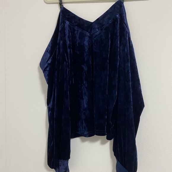 Romeo & Juliet Couture Midnight Blue Velvet Cold Shoulder Blouse - Picture 3 of 7